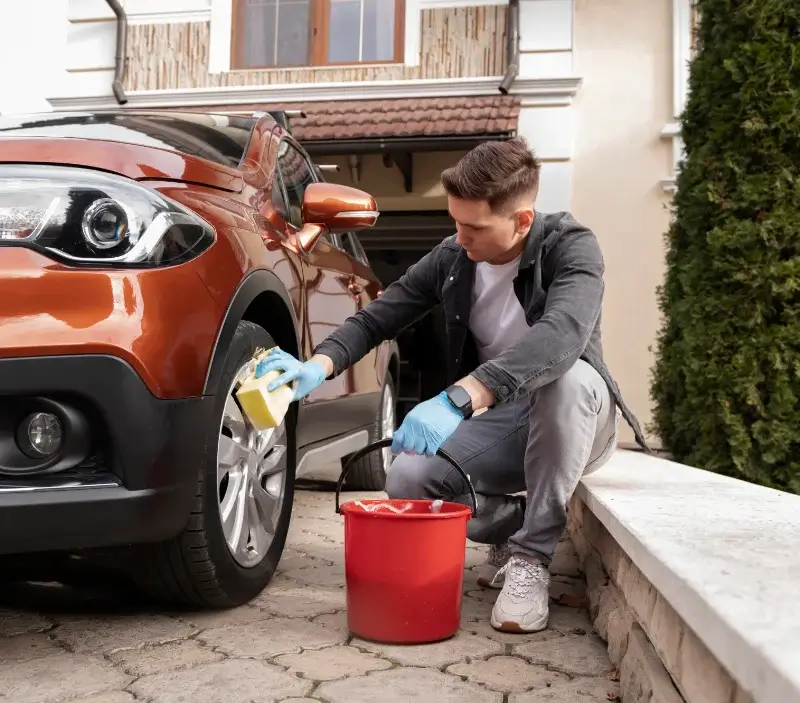 Lavage auto à domicile Autoire : professionnel intervenant sur un véhicule